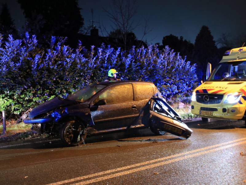 Twee auto's botsen frontaal