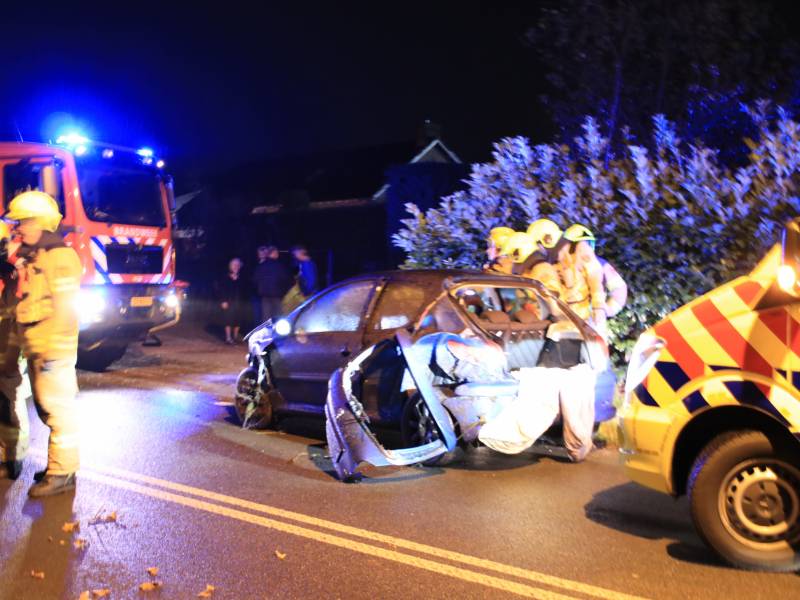 Twee auto's botsen frontaal