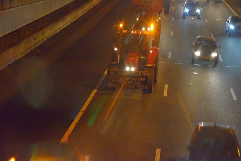 Eerste boeren over rijksweg A4 naar Den Haag