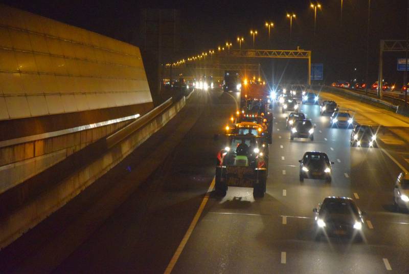 Eerste boeren over rijksweg A4 naar Den Haag