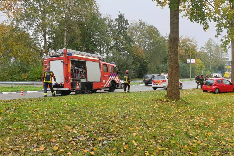Auto vliegt uit de bocht belandt tegen boom
