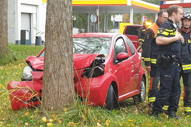 Auto vliegt uit de bocht belandt tegen boom