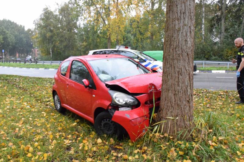 Auto vliegt uit de bocht belandt tegen boom