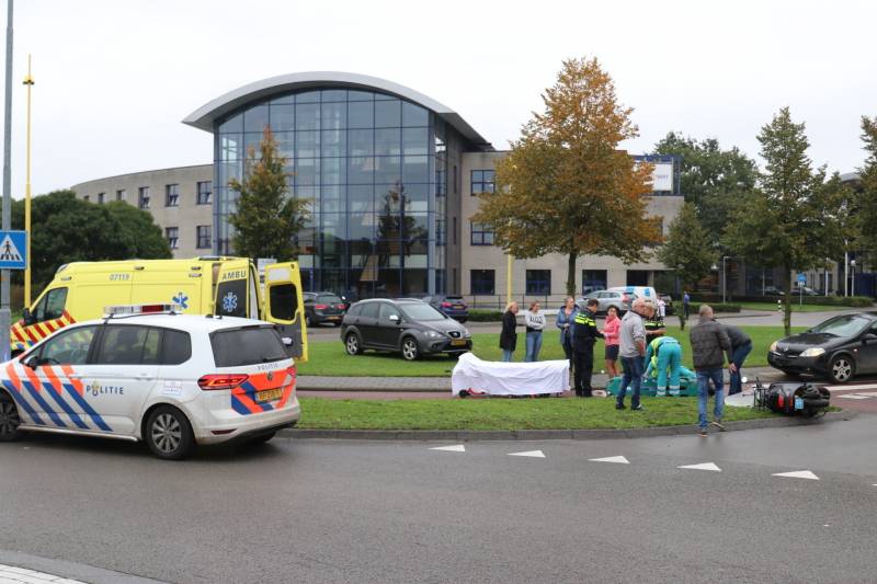 Scooterrijdster aangereden op rotonde