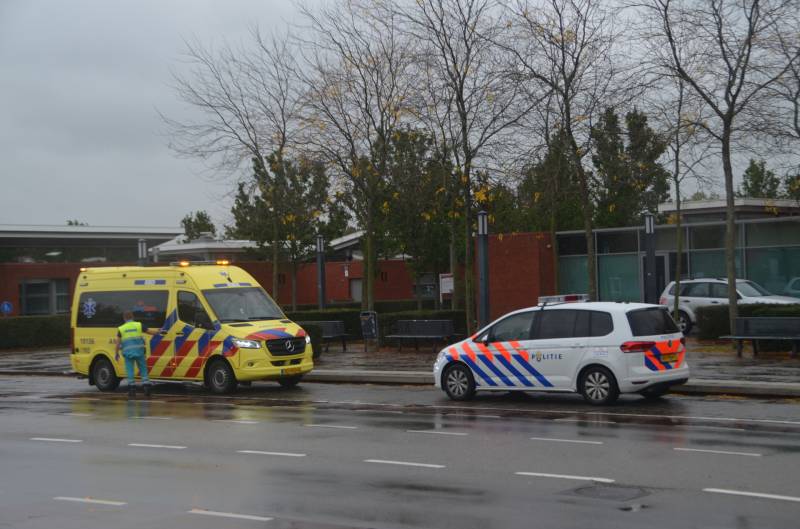 Vrouw op fiets aangereden door auto