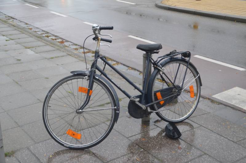 Vrouw op fiets aangereden door auto
