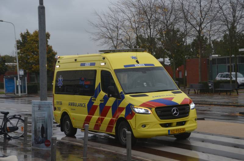 Vrouw op fiets aangereden door auto