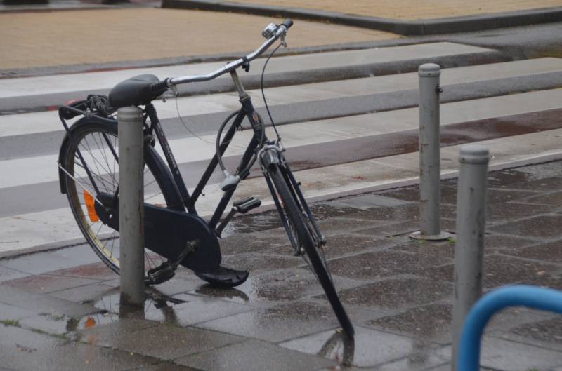 Vrouw op fiets aangereden door auto