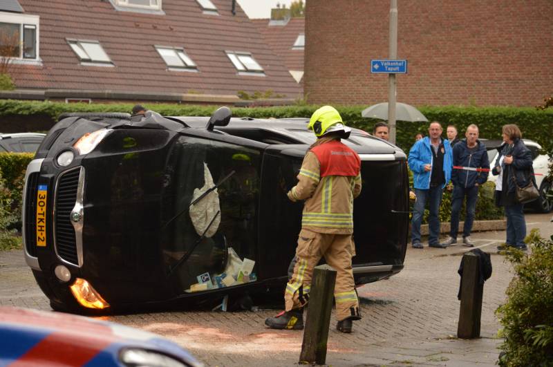 Auto belandt op zijn kant in Zuidpolder