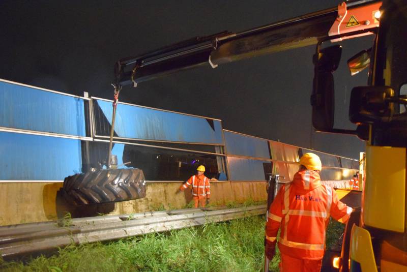 Tractor op zijn kant na aanrijding