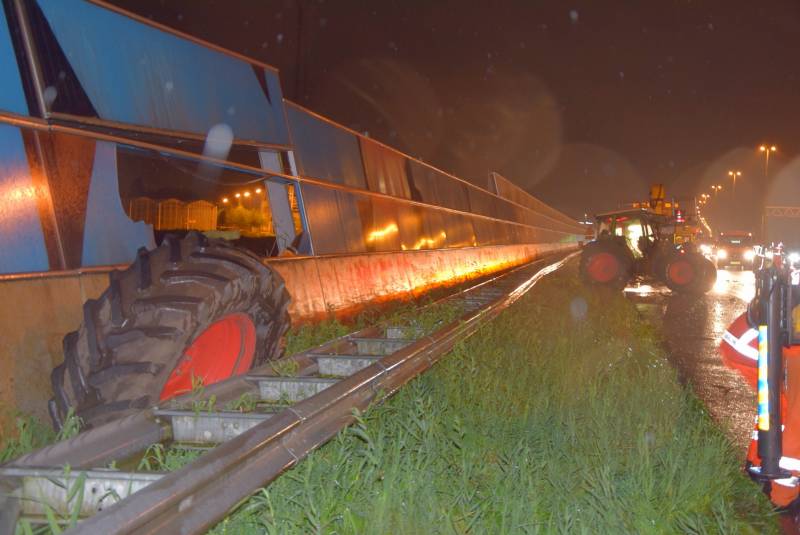 Tractor op zijn kant na aanrijding