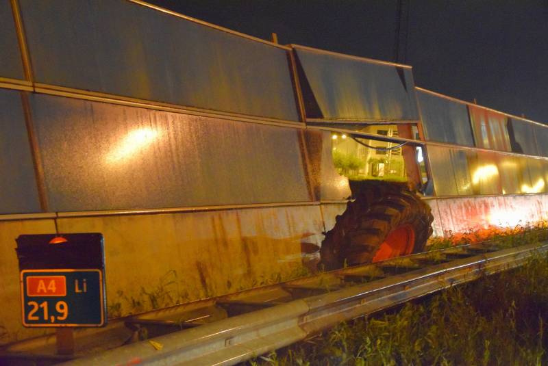 Tractor op zijn kant na aanrijding