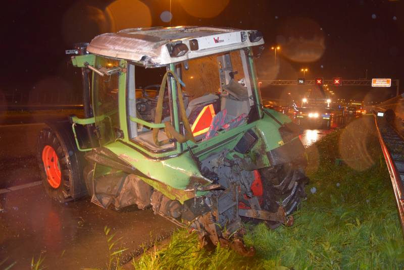 Tractor op zijn kant na aanrijding