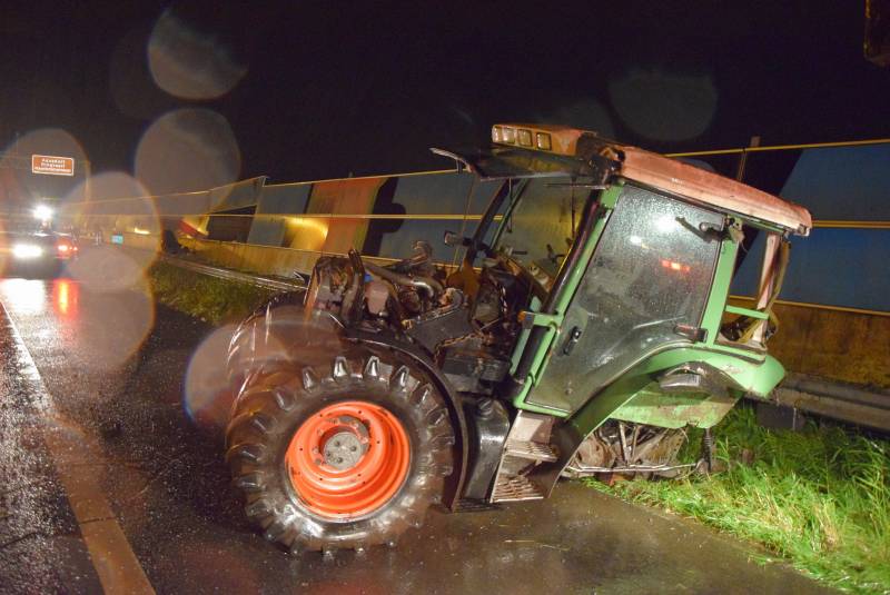 Tractor op zijn kant na aanrijding