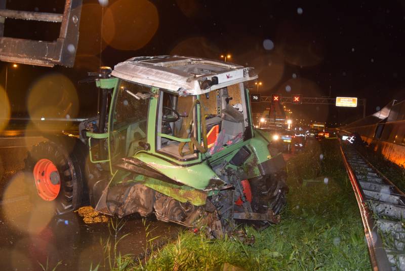 Tractor op zijn kant na aanrijding