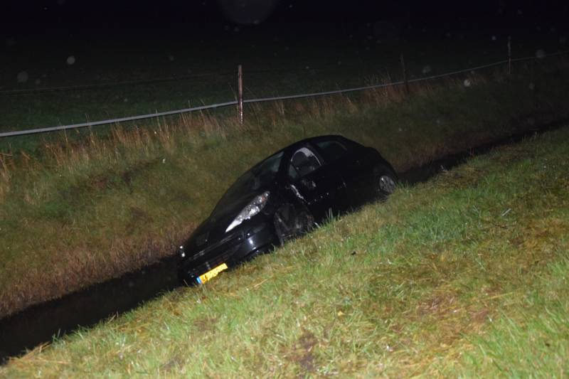 Auto in de sloot na ongeval