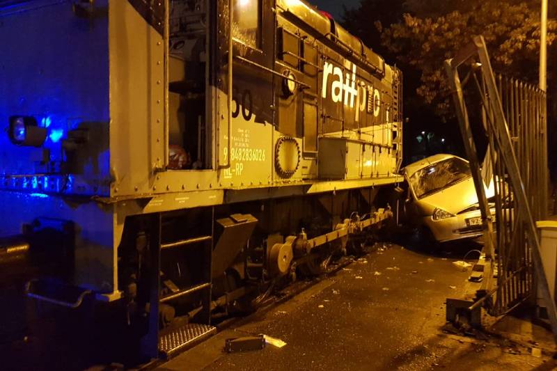 Goederentrein rijdt auto aan op bedrijventerrein Elzenburg
