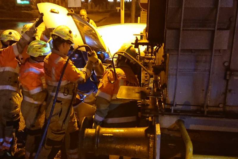 Goederentrein rijdt auto aan op bedrijventerrein Elzenburg