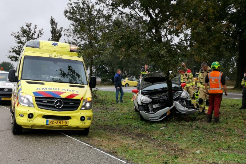 Auto tegen boom na uitwijkmanoeuvre bij ongeval