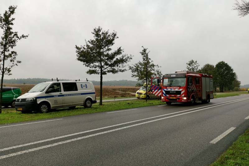 Auto tegen boom na uitwijkmanoeuvre bij ongeval