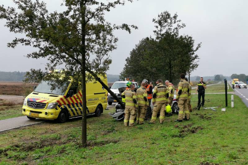 Auto tegen boom na uitwijkmanoeuvre bij ongeval