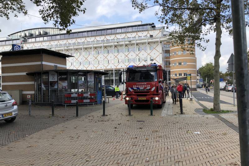 Rokende auto in parkeergarage