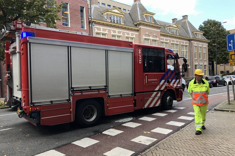 Rokende auto in parkeergarage