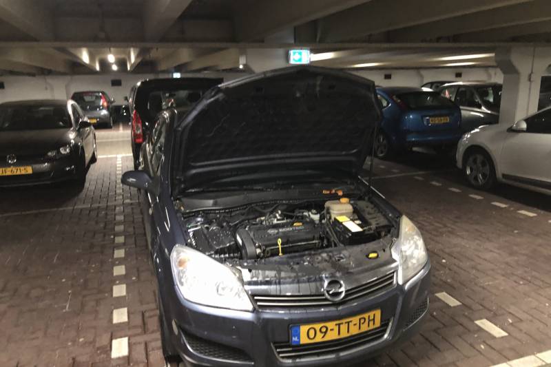 Rokende auto in parkeergarage