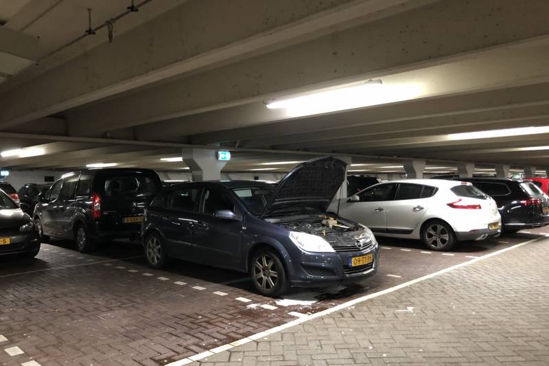 Rokende auto in parkeergarage