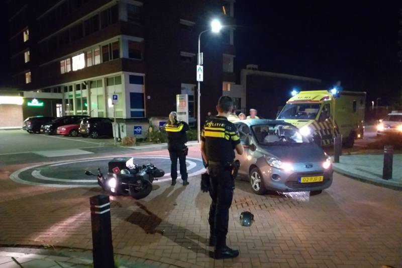 Maaltijdbezorger in botsing met personenauto