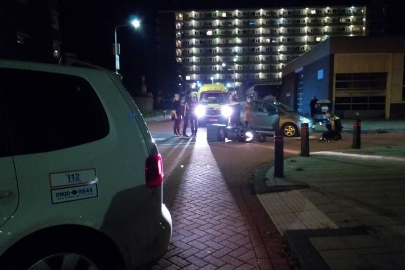 Maaltijdbezorger in botsing met personenauto