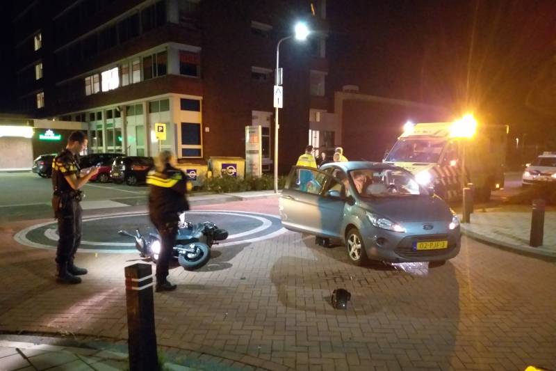 Maaltijdbezorger in botsing met personenauto