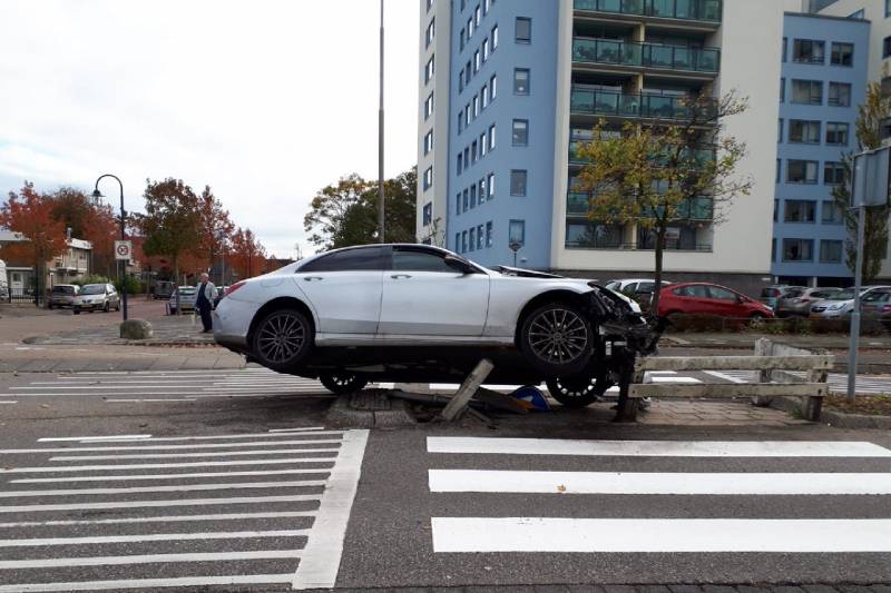 Mercedes belandt op verkeersbord bij oversteekplaats