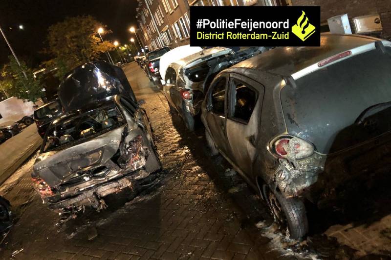 Brand in rijdende auto in Rotterdam-Zuid slaat over naar andere voertuigen