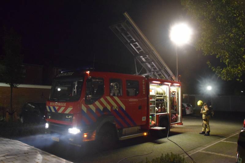 Auto met vloeistof besmeurd, schutting in brand gestoken