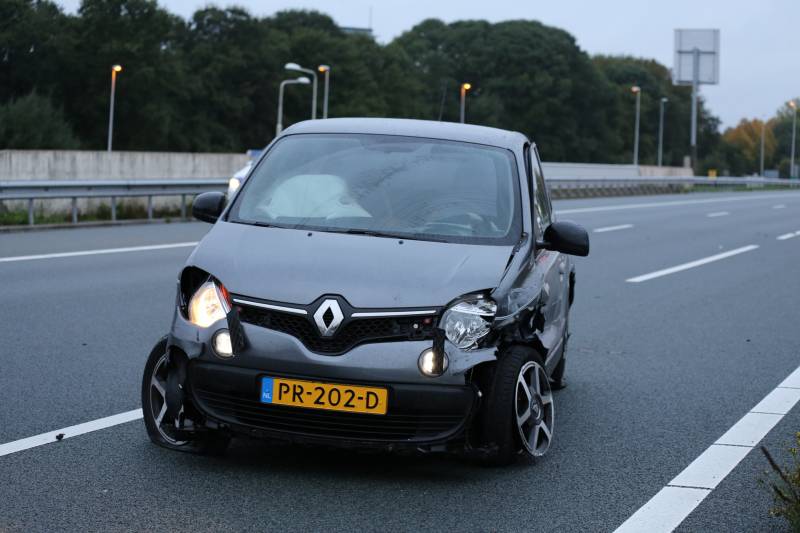 Twee auto's botsen op vangrail, snelweg afgesloten