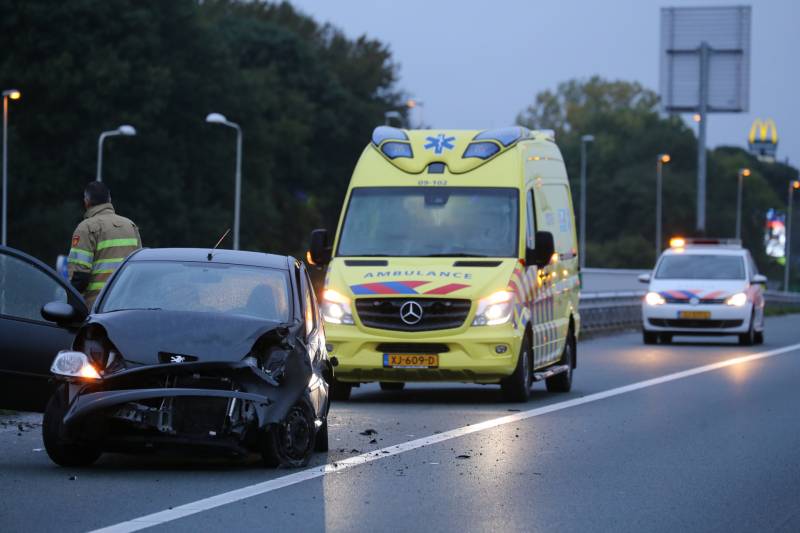 Twee auto's botsen op vangrail, snelweg afgesloten
