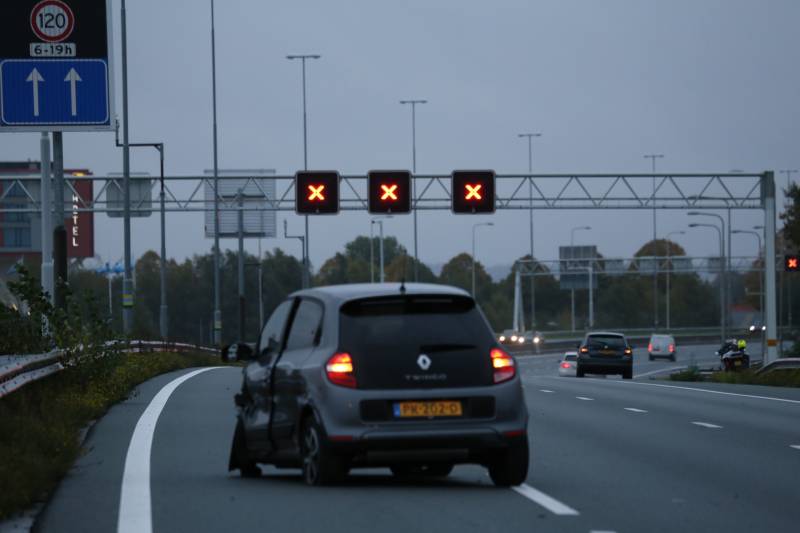 Twee auto's botsen op vangrail, snelweg afgesloten