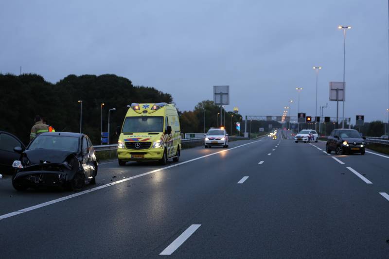 Twee auto's botsen op vangrail, snelweg afgesloten