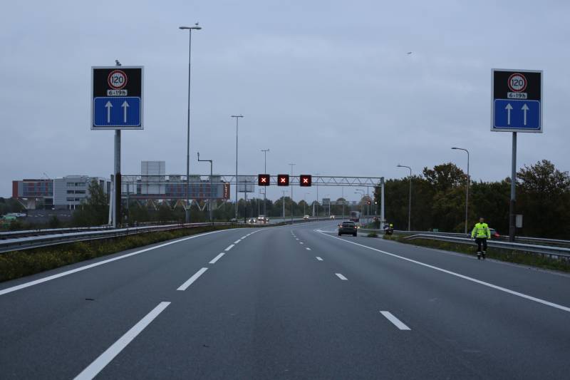 Twee auto's botsen op vangrail, snelweg afgesloten