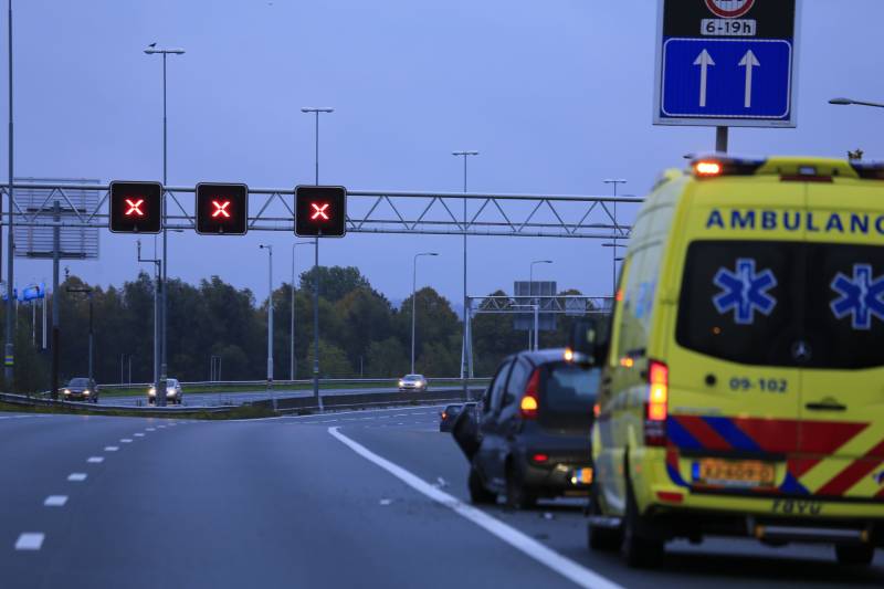 Twee auto's botsen op vangrail, snelweg afgesloten