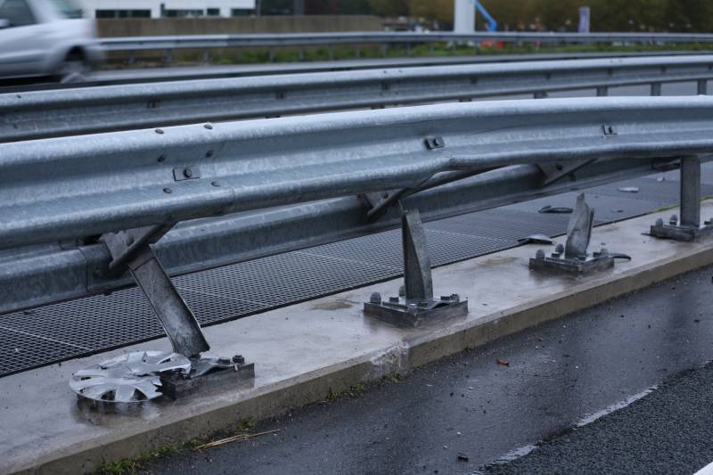 Twee auto's botsen op vangrail, snelweg afgesloten