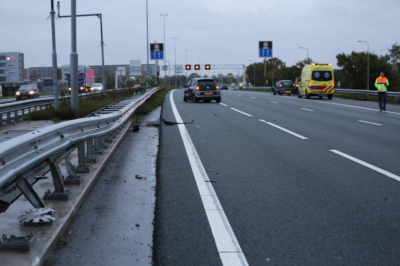 Twee auto's botsen op vangrail, snelweg afgesloten