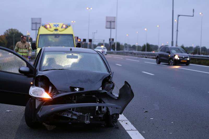 Twee auto's botsen op vangrail, snelweg afgesloten