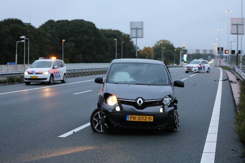 Twee auto's botsen op vangrail, snelweg afgesloten