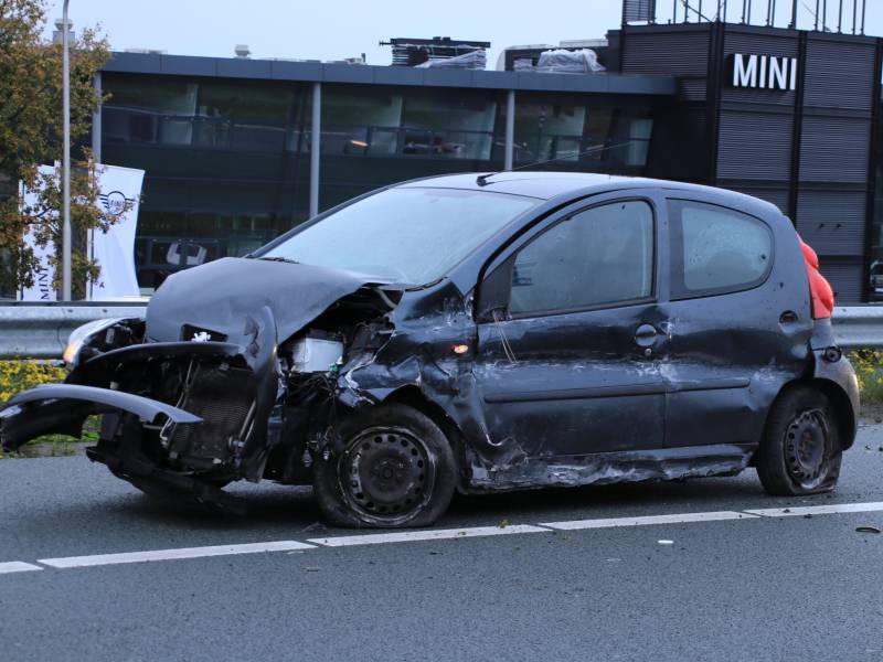Twee auto's botsen op vangrail, snelweg afgesloten