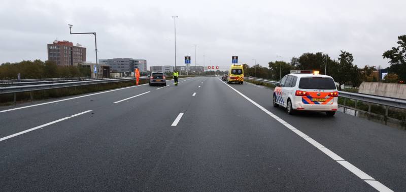 Twee auto's botsen op vangrail, snelweg afgesloten