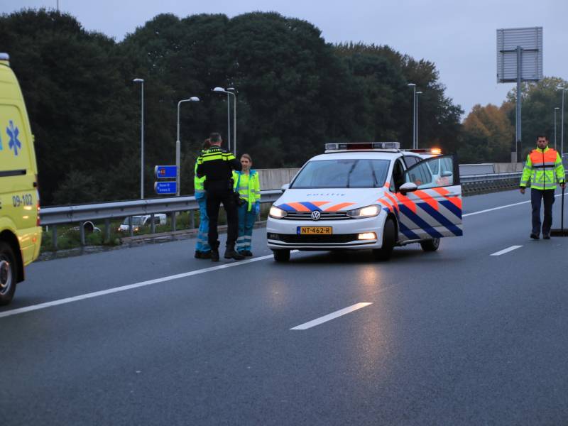 Twee auto's botsen op vangrail, snelweg afgesloten