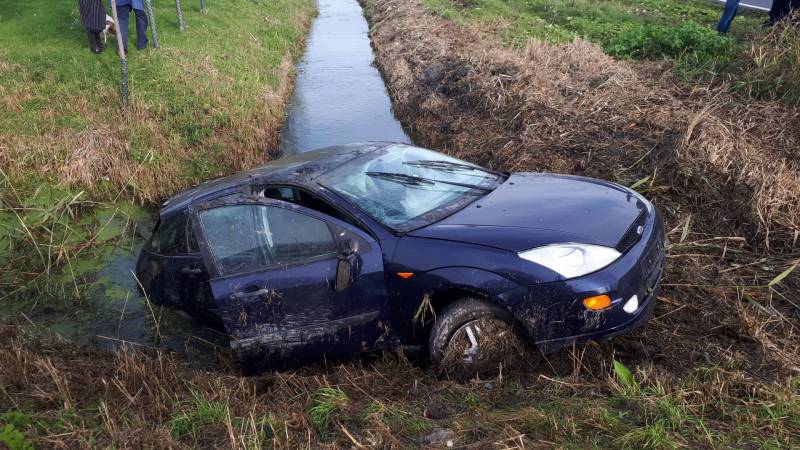Personenauto belandt in sloot