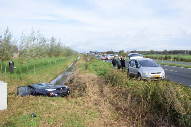 Personenauto belandt in sloot